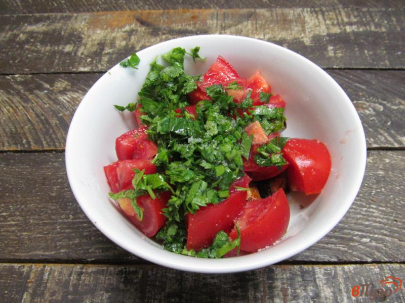 Фото приготовление рецепта: Салат из печеных баклажанов с помидором шаг №6