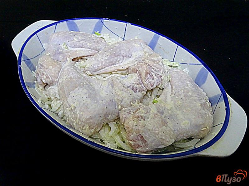 Фото приготовление рецепта: Куриные крылья на луковой подушке, в духовке шаг №6