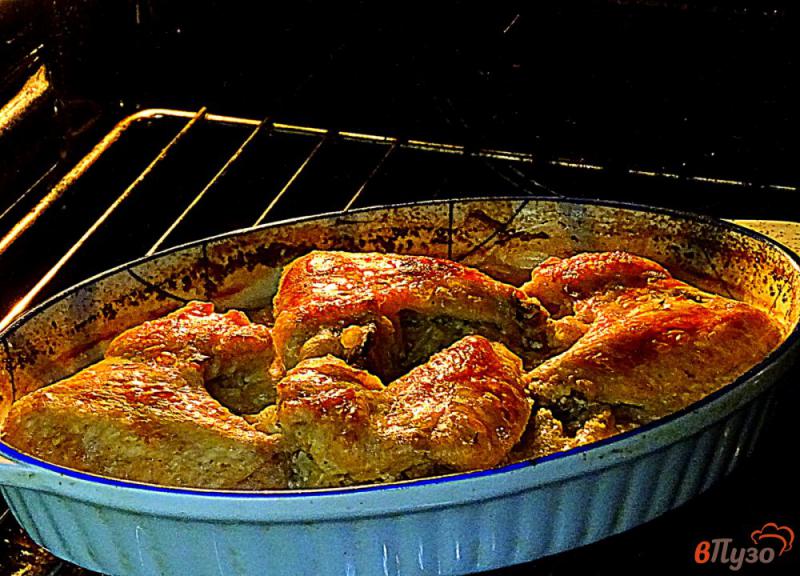 Фото приготовление рецепта: Куриные крылья на луковой подушке, в духовке шаг №7