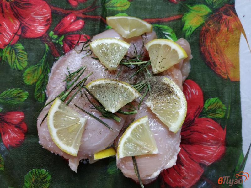Фото приготовление рецепта: Куриное филе с розмарином и лимоном шаг №3