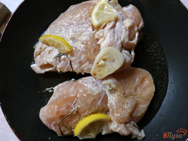 Фото приготовление рецепта: Куриное филе с розмарином и лимоном шаг №4