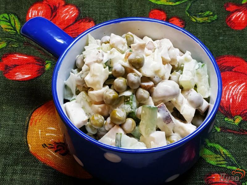 Фото приготовление рецепта: Салат с горошком и шампиньонами шаг №6