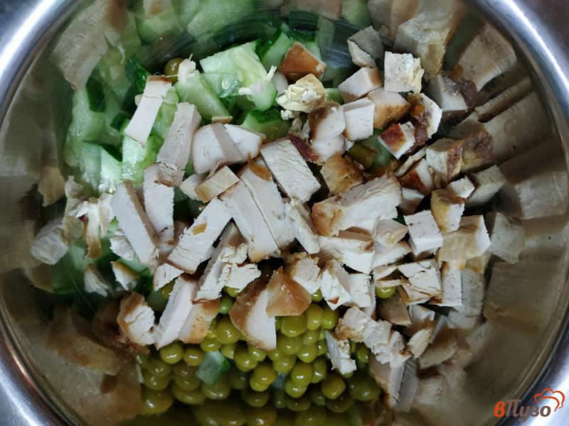 Фото приготовление рецепта: Салат с горошком и шампиньонами шаг №3