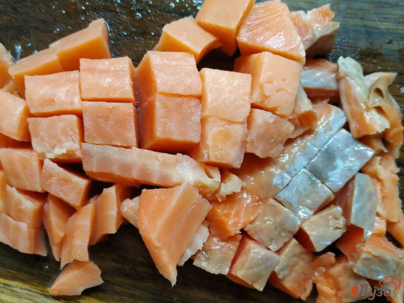 Фото приготовление рецепта: Рыбный суп с форелью шаг №4