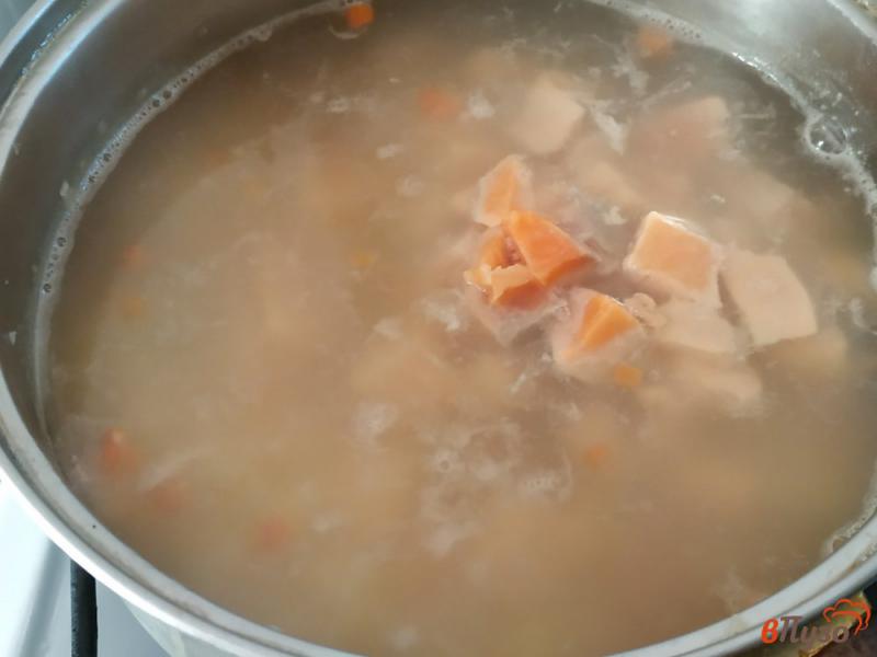 Фото приготовление рецепта: Рыбный суп с форелью шаг №5