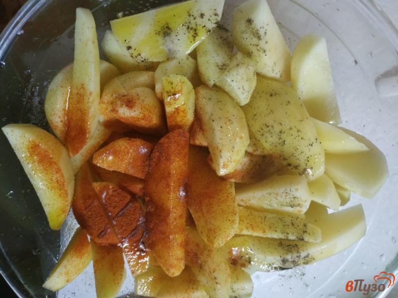 Фото приготовление рецепта: Картофельные дольки в духовке шаг №3