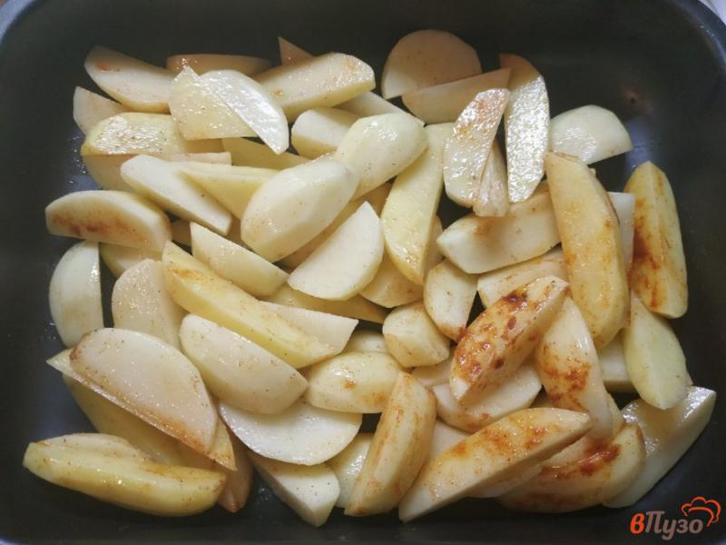 Фото приготовление рецепта: Картофельные дольки в духовке шаг №4