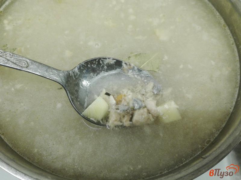 Фото приготовление рецепта: Суп из консервированной горбуши шаг №4