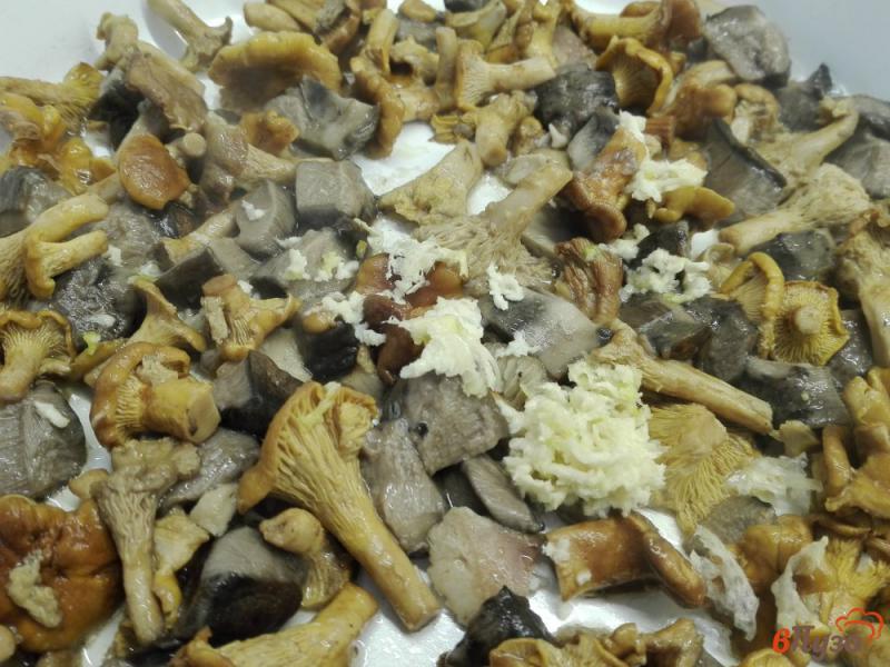 Фото приготовление рецепта: Паста с лесными грибами и сыром шаг №3