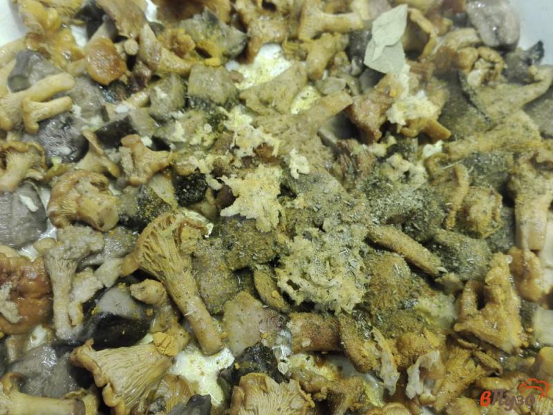 Фото приготовление рецепта: Паста с лесными грибами и сыром шаг №4