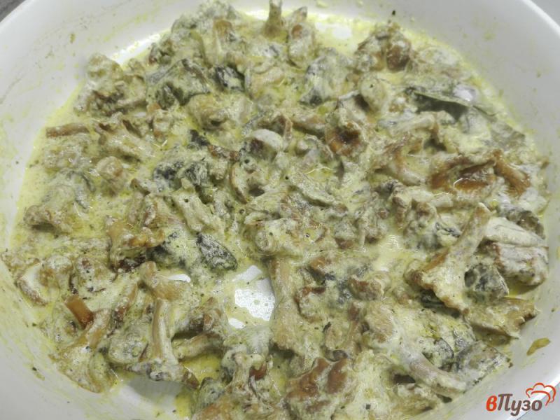 Фото приготовление рецепта: Паста с лесными грибами и сыром шаг №8