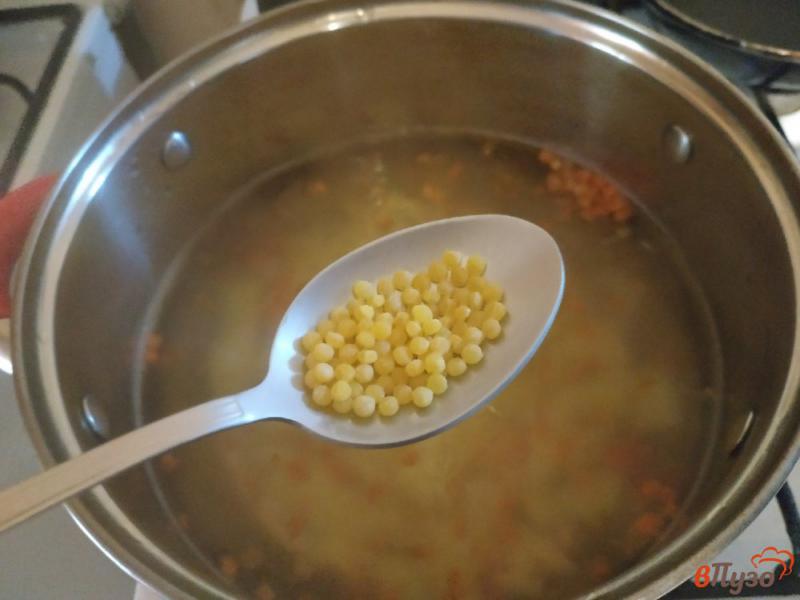 Фото приготовление рецепта: Суп с птитимом и сушеными грибами шаг №3