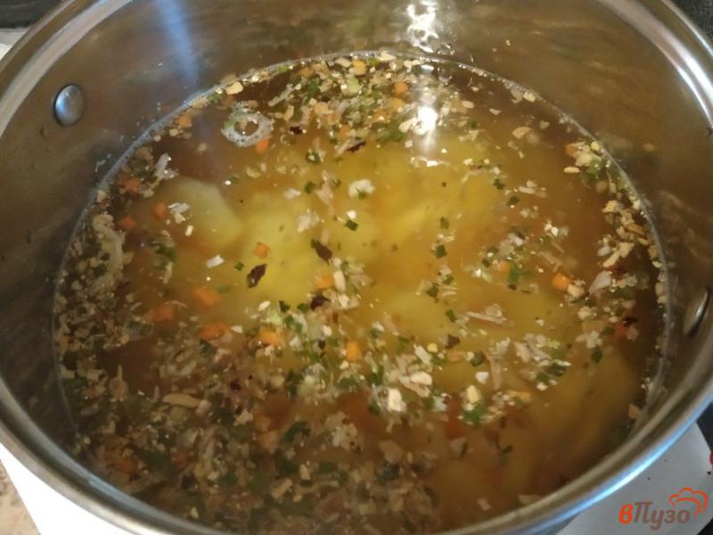 Фото приготовление рецепта: Суп с птитимом и сушеными грибами шаг №4