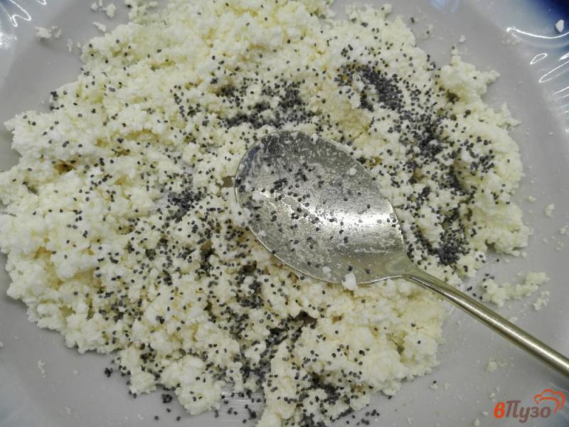 Фото приготовление рецепта: Сырники с маком на рисовой муке шаг №3