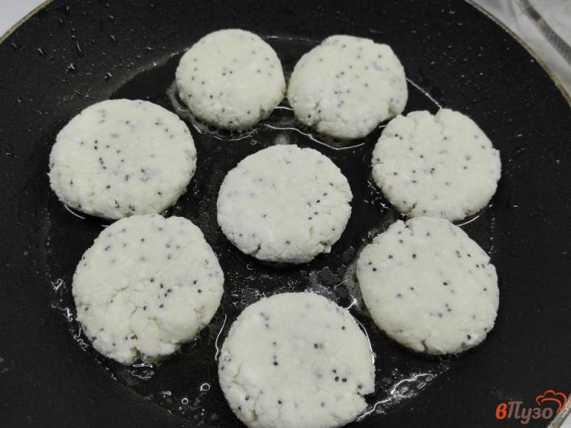 Фото приготовление рецепта: Сырники с маком на рисовой муке шаг №6