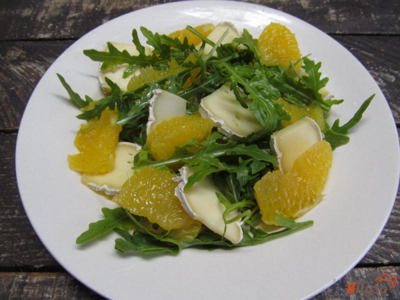 Фото приготовление рецепта: Салат с сыром бри и апельсином шаг №8