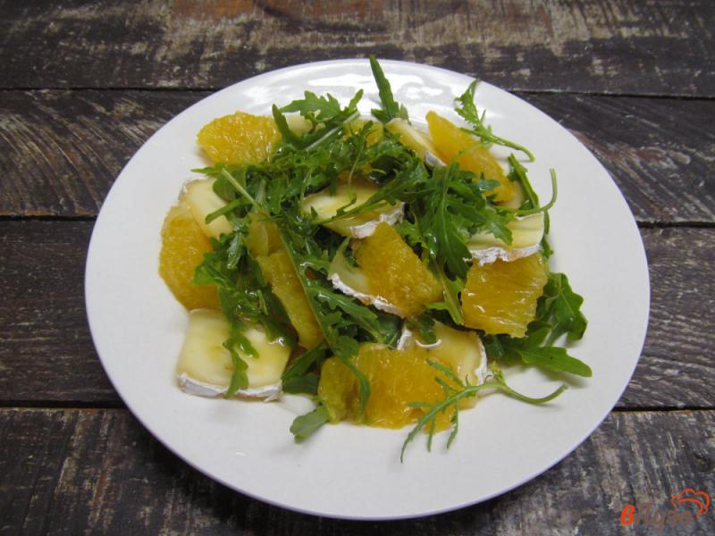 Фото приготовление рецепта: Салат с сыром бри и апельсином шаг №9