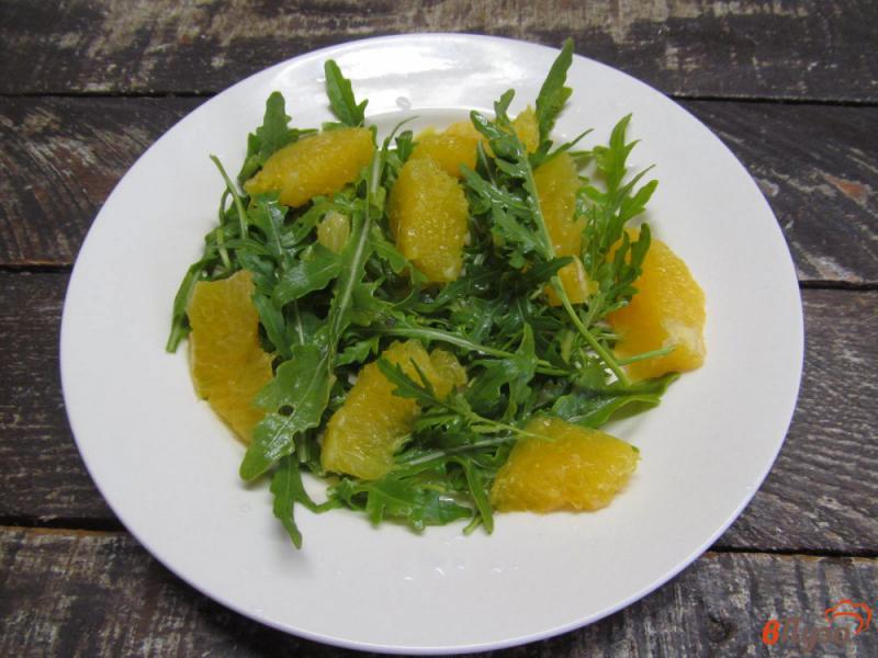 Фото приготовление рецепта: Салат с сыром бри и апельсином шаг №7