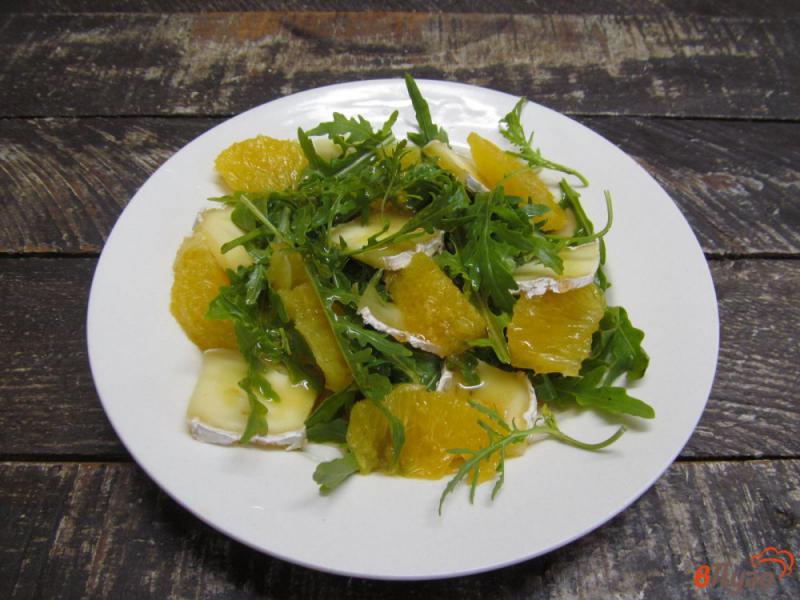 Фото приготовление рецепта: Салат с сыром бри и апельсином шаг №10