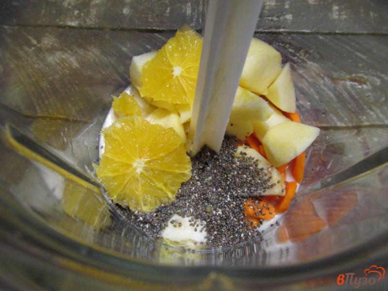 Фото приготовление рецепта: Смузи из апельсина моркови и банана шаг №3