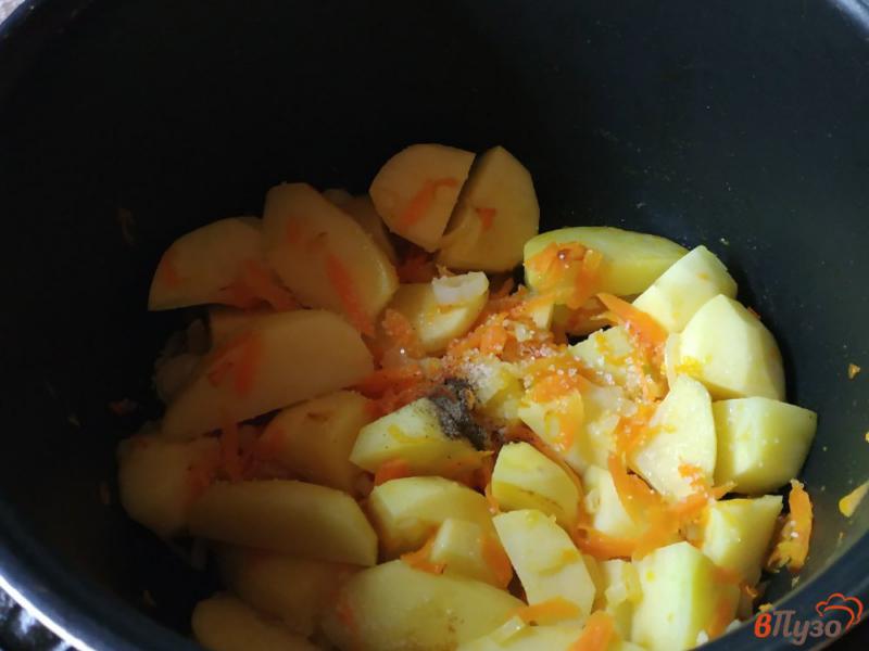 Фото приготовление рецепта: Картофель с тушенкой в мультиварке шаг №4
