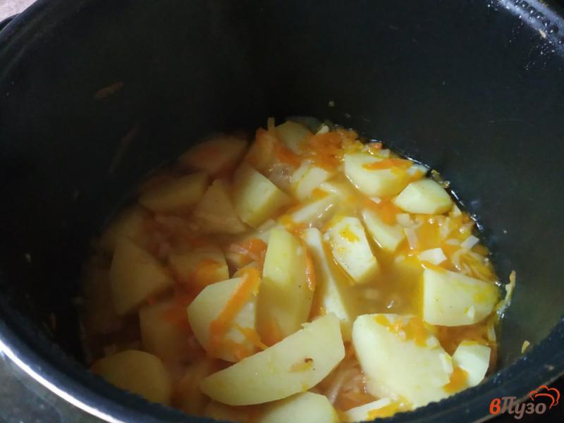 Фото приготовление рецепта: Картофель с тушенкой в мультиварке шаг №5