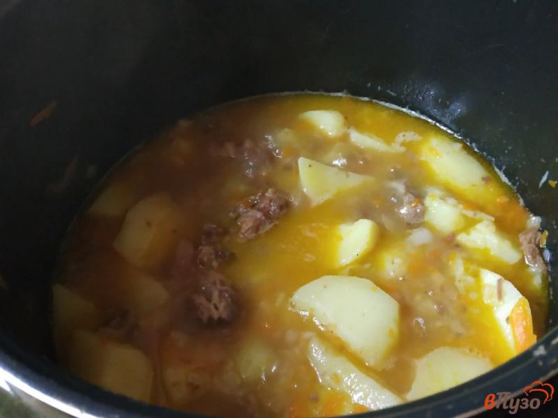 Фото приготовление рецепта: Картофель с тушенкой в мультиварке шаг №7