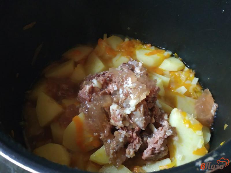 Фото приготовление рецепта: Картофель с тушенкой в мультиварке шаг №6