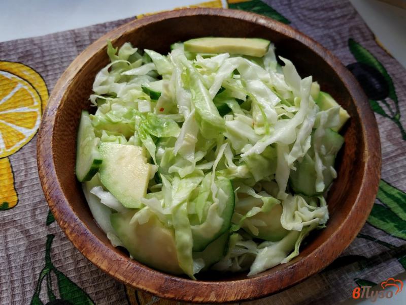 Фото приготовление рецепта: Зеленый салат с авокадо шаг №6