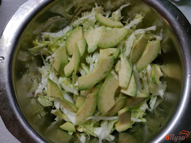Фото приготовление рецепта: Зеленый салат с авокадо шаг №4