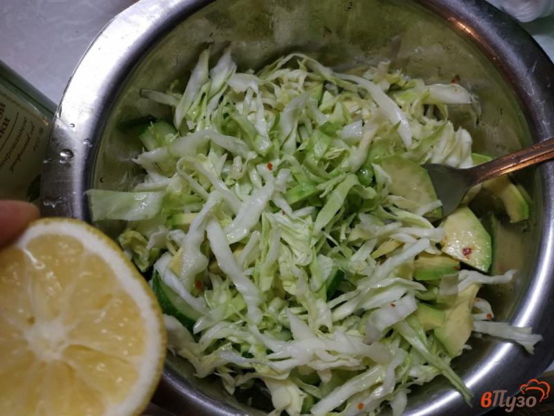 Фото приготовление рецепта: Зеленый салат с авокадо шаг №5