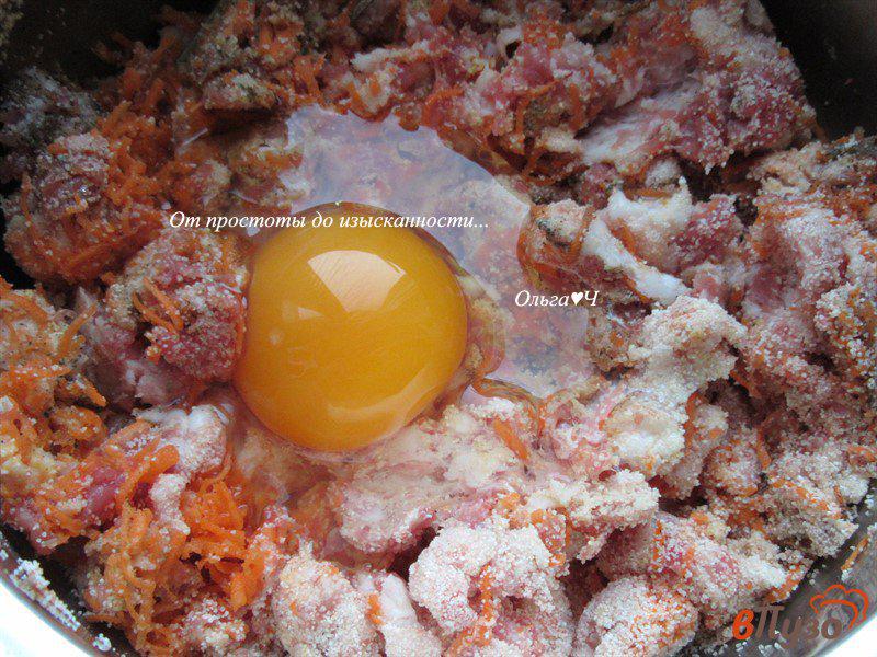 Фото приготовление рецепта: Котлеты из свинины с морковью и луком шаг №2