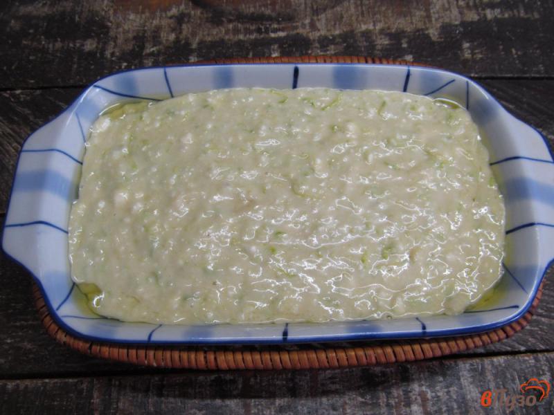 Фото приготовление рецепта: Пирог из кабачка с творогом и ягодами шаг №5