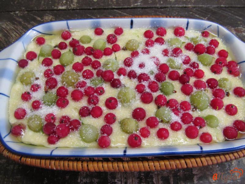 Фото приготовление рецепта: Пирог из кабачка с творогом и ягодами шаг №7