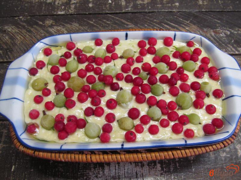Фото приготовление рецепта: Пирог из кабачка с творогом и ягодами шаг №6