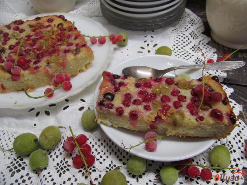 Фото приготовление рецепта: Пирог из кабачка с творогом и ягодами шаг №9