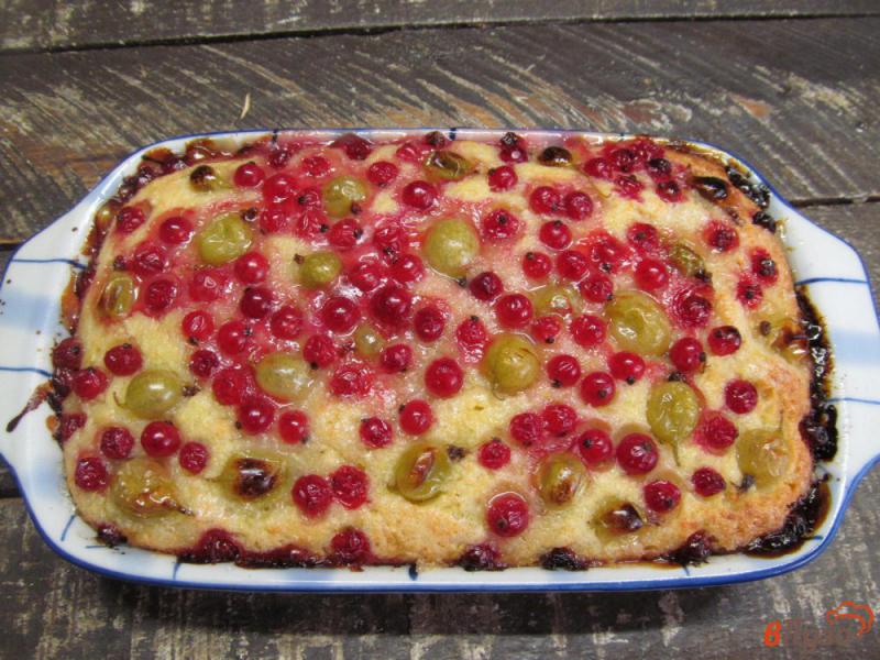 Фото приготовление рецепта: Пирог из кабачка с творогом и ягодами шаг №8