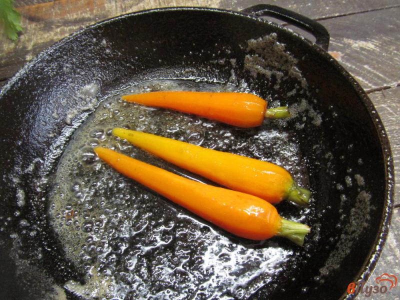 Фото приготовление рецепта: Печеный картофель с морковью и зеленым горошком шаг №3
