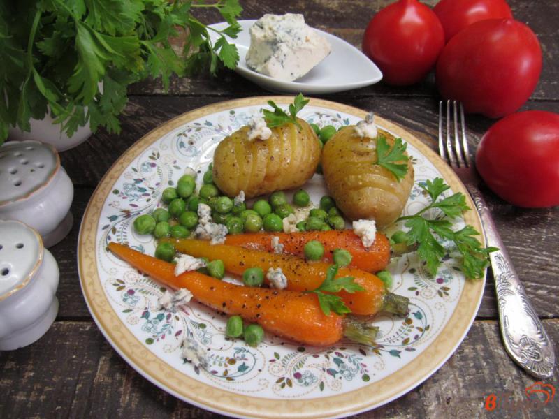 Фото приготовление рецепта: Печеный картофель с морковью и зеленым горошком шаг №5