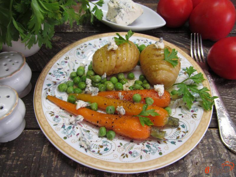Фото приготовление рецепта: Печеный картофель с морковью и зеленым горошком шаг №6