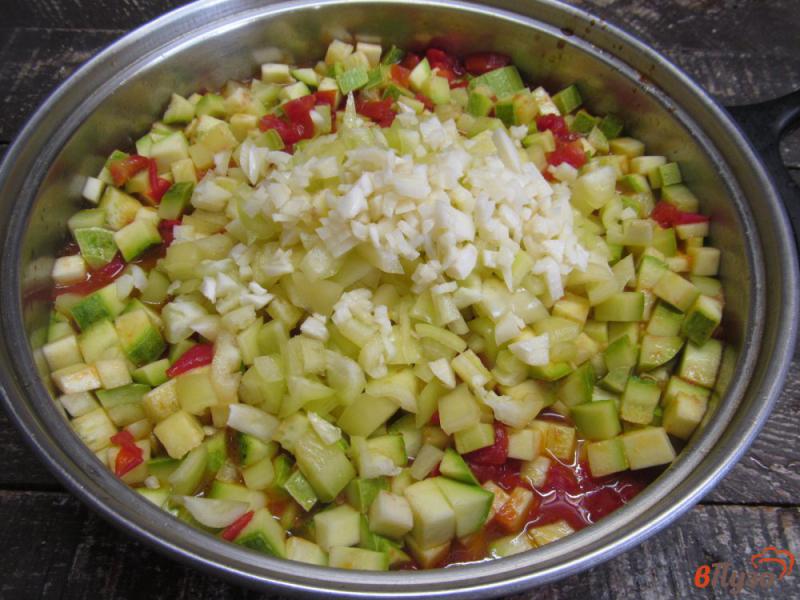 Фото приготовление рецепта: Салат из кабачка с помидором на зиму шаг №4