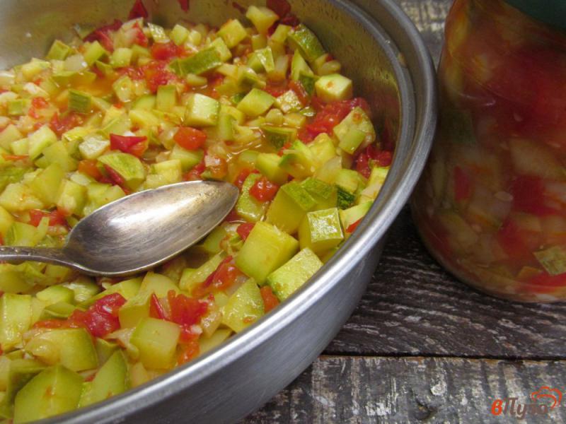 Фото приготовление рецепта: Салат из кабачка с помидором на зиму шаг №5