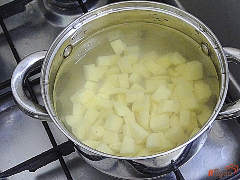 Фото приготовление рецепта: Суп с маслятами и плавленым сыром шаг №2