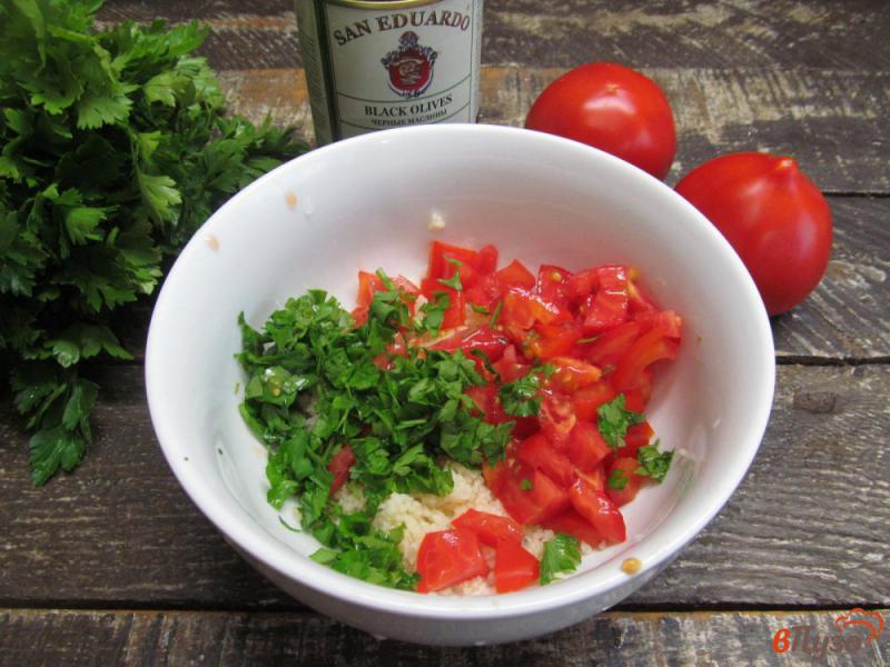 Фото приготовление рецепта: Омлет с начинкой из кус-куса с томатом шаг №2