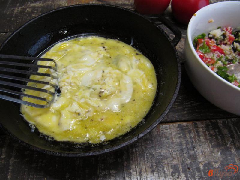 Фото приготовление рецепта: Омлет с начинкой из кус-куса с томатом шаг №5