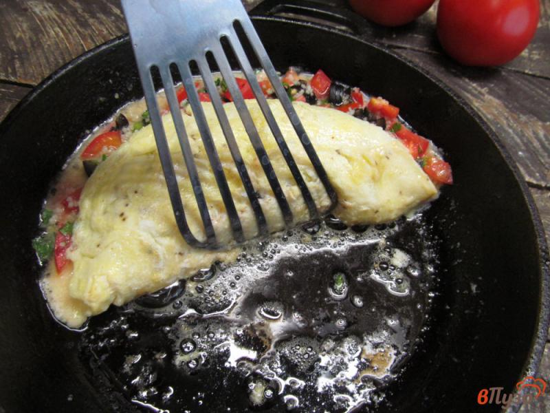 Фото приготовление рецепта: Омлет с начинкой из кус-куса с томатом шаг №7