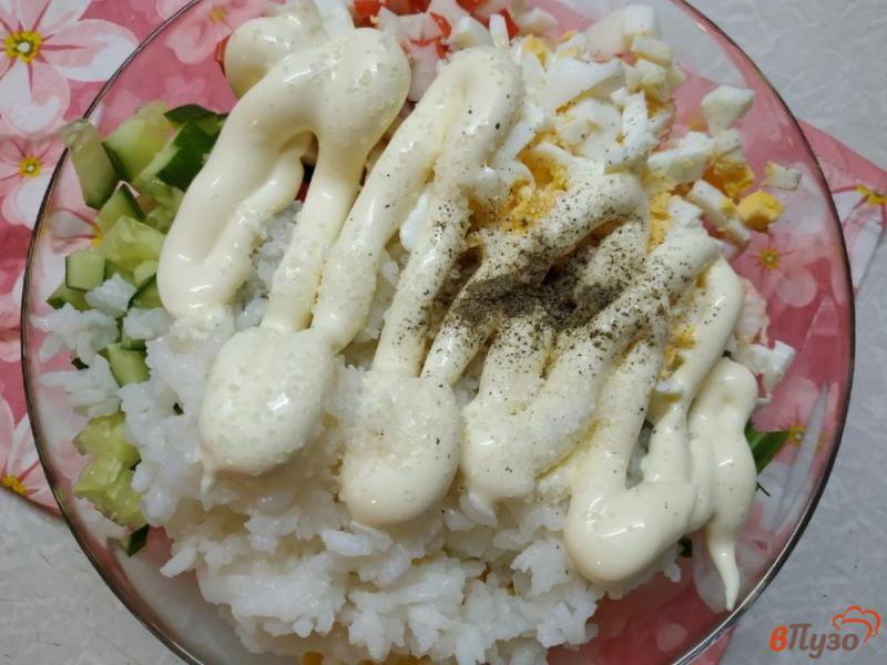 Фото приготовление рецепта: Салат с креветками и кукурузой шаг №5