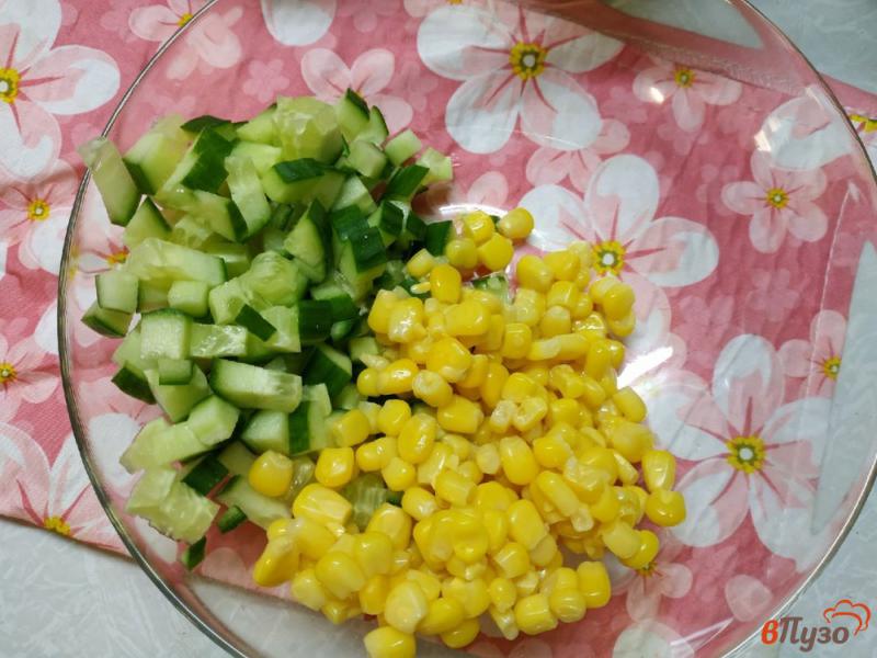 Фото приготовление рецепта: Салат с креветками и кукурузой шаг №2