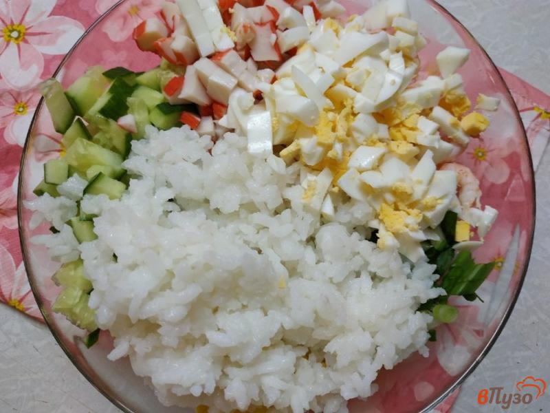 Фото приготовление рецепта: Салат с креветками и кукурузой шаг №4
