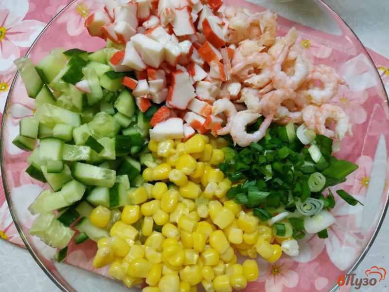 Фото приготовление рецепта: Салат с креветками и кукурузой шаг №3